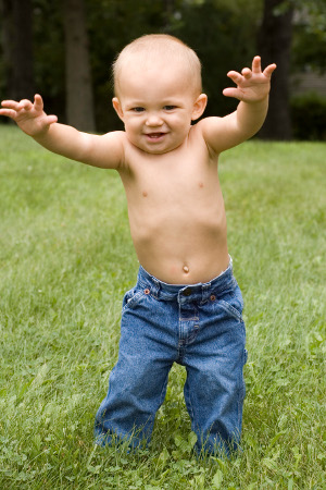 Małe dziecko wiosną w samych spodenkach