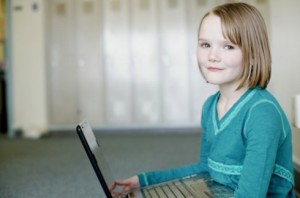 dziecko z laptoptem