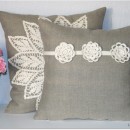 Poduszka dekoracyjna z juty z plikacjami