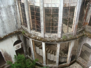 stary, zniszczony, nieczynny hotel